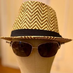 Coach Gold Tone Wire Frame Sunglasses w/Plastic Temples Savannah S564